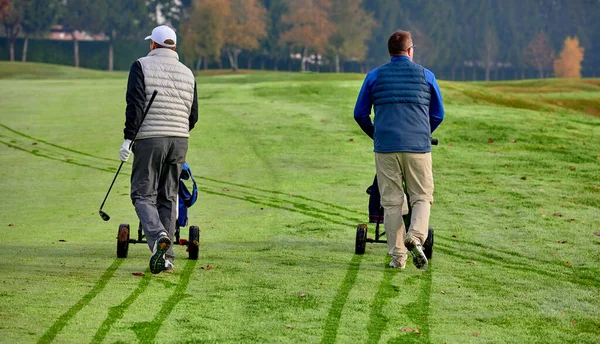 겨울에 코스에 골퍼들 잔디를 서리때문에 카트를 공까지 — 스톡 사진