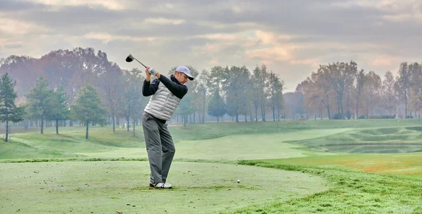 Golfer Auf Einem Golfplatz Winter Bei Nebel Und Frost Auf — Stockfoto