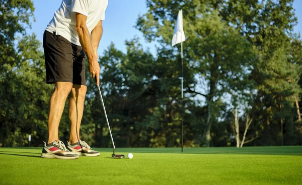 Golfer Auf Dem Grün Mit Einem Putter Der Hand Ein — Stockfoto