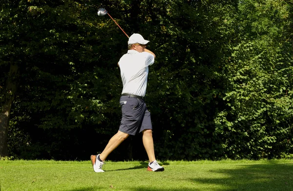 Golfista Polu Golfowym Gotowy Startu Golfista Kijem Golfowym Uderzając Piłkę — Zdjęcie stockowe