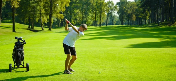 Golfer Auf Einem Golfplatz Sommer Einem Sonnigen Tag Und Schlägt — Stockfoto