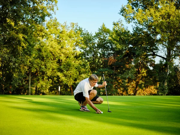 Golfozó Zöldön Egy Golfütővel Kezében Játékos Zöld Értékeli Lejtők Távolság — Stock Fotó