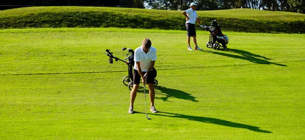 Golfer Een Golfbaan Zomer Een Zonnige Dag Slaan Van Bal — Stockfoto