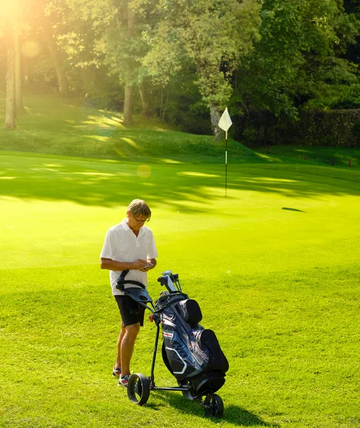 Golfer Mit Cart Und Tasche Mit Golfschläger Hält Die Wertung — Stockfoto