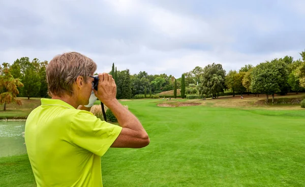 Der Golfer Misst Die Entfernung Zur Fahne Auf Einem Golfplatz — Stockfoto