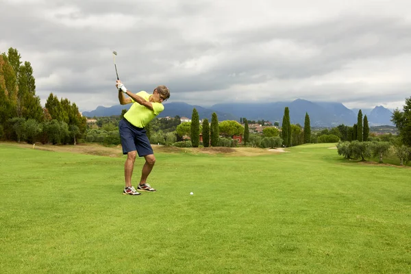 Golfer Auf Einem Golfplatz Sommer Einem Wolkenverhangenen Tag Und Schlägt — Stockfoto