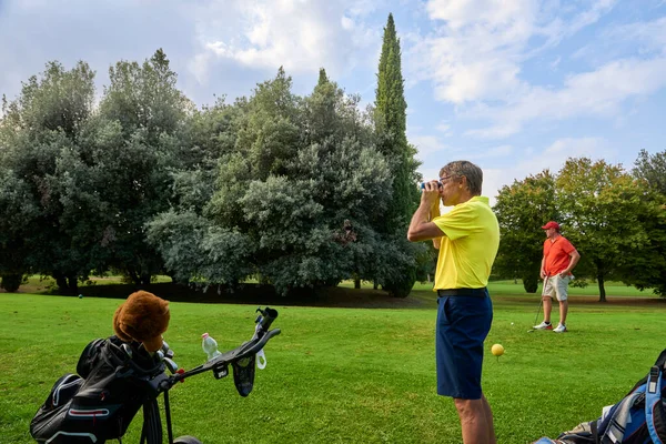 Der Golfer Misst Die Entfernung Zur Fahne Auf Einem Golfplatz — Stockfoto