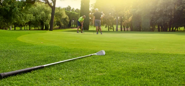 Golfista Verde Con Putter Las Manos Trata Golpear Pelota Agujero —  Fotos de Stock