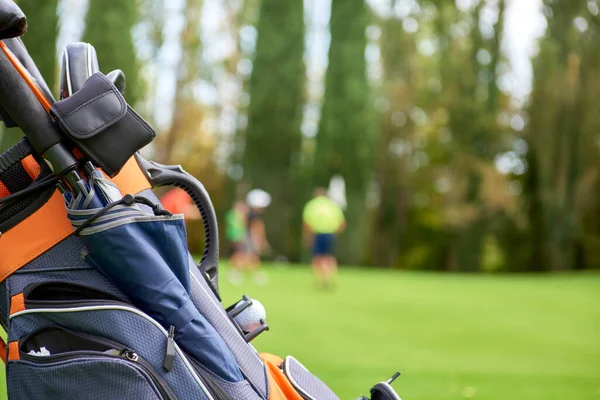 Golfcart Mit Tasche Und Golfschläger Fairway Eines Golfplatzes Geparkt Rande — Stockfoto