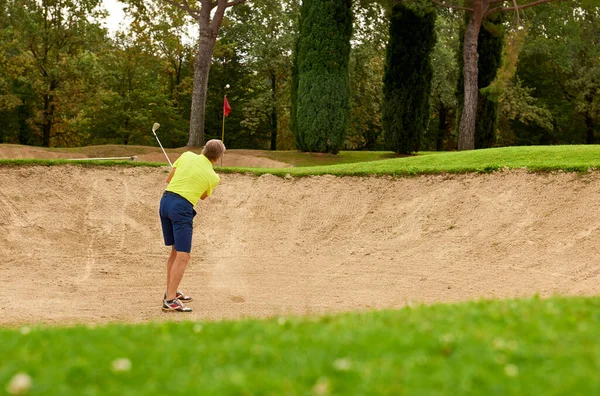 Der Golfer Kommt Aus Dem Bunker Indem Den Ball Mit — Stockfoto