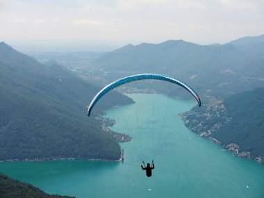 İsviçre Alpleri ve Lugano Gölü manzarası olan Yaşam tarzı, özgürlük ve ekstrem spor macerası kavramı.