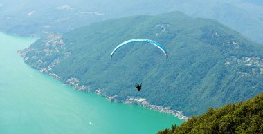 İsviçre Alpleri ve Lugano Gölü manzarası olan Yaşam tarzı, özgürlük ve ekstrem spor macerası kavramı.