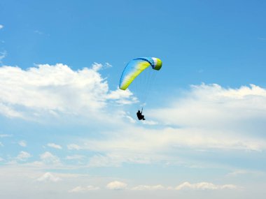 İsviçre Alpleri ve Lugano Gölü manzarası olan Yaşam tarzı, özgürlük ve ekstrem spor macerası kavramı.
