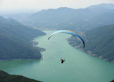 İsviçre Alpleri ve Lugano Gölü manzarası olan Yaşam tarzı, özgürlük ve ekstrem spor macerası kavramı.