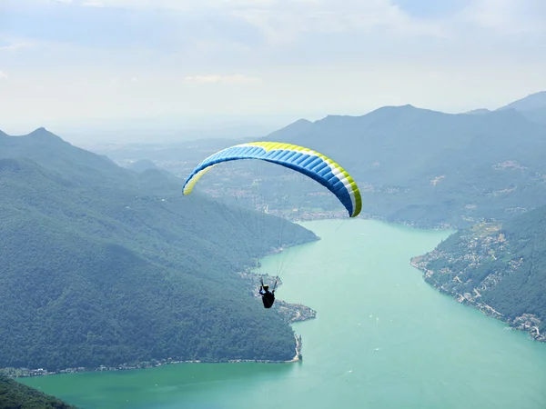 Paraglider Die Vliegt Vanaf Een Top Van Het Intelvi Dal — Stockfoto