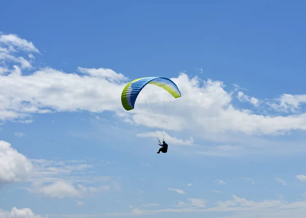 Paraglider Die Vliegt Vanaf Een Top Van Het Intelvi Dal — Stockfoto