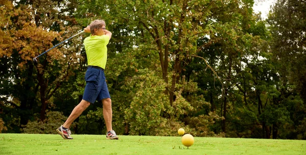 Golfer Mit Golfschläger Schlägt Den Ball Für Den Perfekten Schlag — Stockfoto