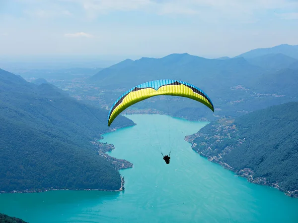 Paraglider Die Vliegt Vanaf Een Top Van Het Intelvi Dal — Stockfoto