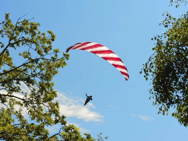 Paraglider Die Vliegt Vanaf Een Top Van Het Intelvi Dal — Stockfoto
