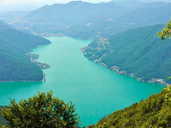 İtalya 'dan Lugano Gölü manzarası. Arka planda İsviçre Alpleri. Yaşam tarzı, özgürlük ve macera konsepti.