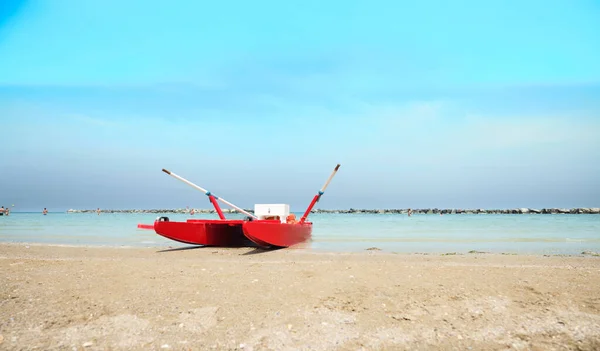 Lifeboat Lifebuoy Oars Beach Sunny Summer Day Background Adriatic Sea — Stok fotoğraf