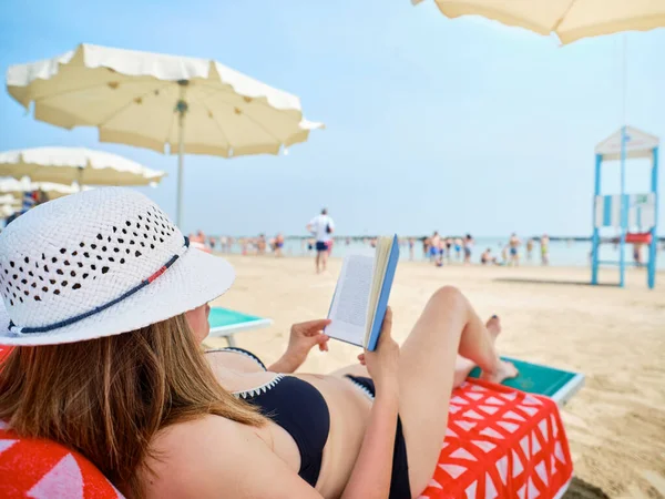 Mujer Con Sombrero Verano Tumbada Una Tumbona Playa Mientras Relaja — Foto de Stock