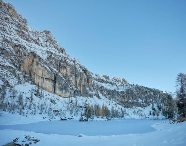 Donmuş Federa Gölü 'ne ve Cortina d' Ampezzo, Veneto, İtalya, Avrupa 'daki Croda da da Lago dağ sırasına bakan Dolomitlerin ormanlarında sonbahar manzarası. Karakteristik zirveleri, ağaçlık alanları ve gölleri olan bir dağ sırası, bir popülasyon.