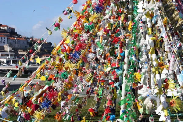 Árvore de Natal feita de plástico reciclado Fotos De Bancos De Imagens Sem Royalties