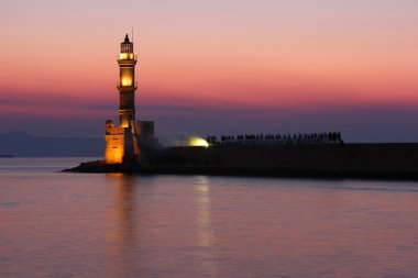gün batımını tarafından deniz feneri görünümünde Venedik port Hanya, crete, Yunanistan