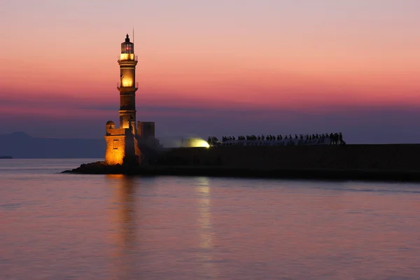 Chania, 크레타, 그리스에서에서 베네치아 포트에 일몰에 의해 등 대 보기 — 스톡 사진