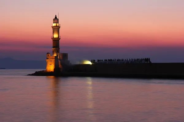 Vue sur le phare au coucher du soleil dans le port vénitien de La Canée, Crète, Grèce Photo De Stock