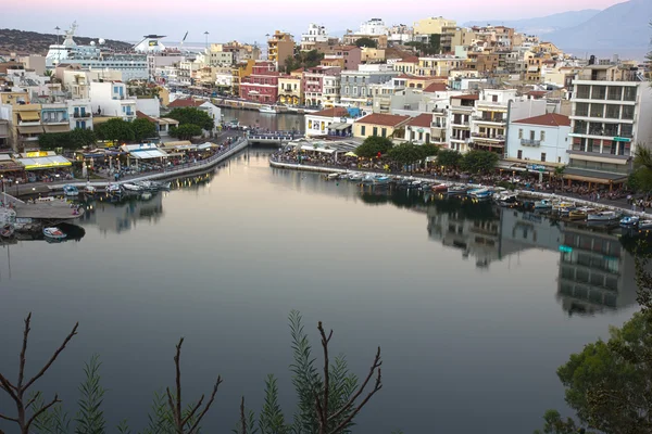 Vedere Sf. Nicolae dintr-un deal și lac Voulismeni, Creta, Grecia — Fotografie, imagine de stoc