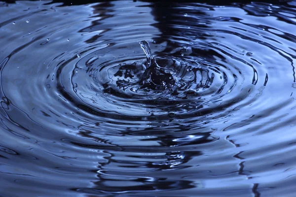 Vatten droppe v — Stockfoto