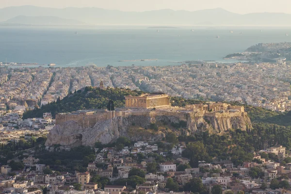 从惊险的山看到雅典卫城 — 图库照片