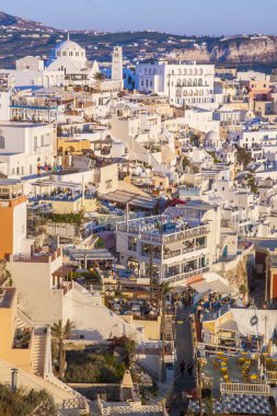 gün batımında fira, santorini, Yunanistan için bekliyor