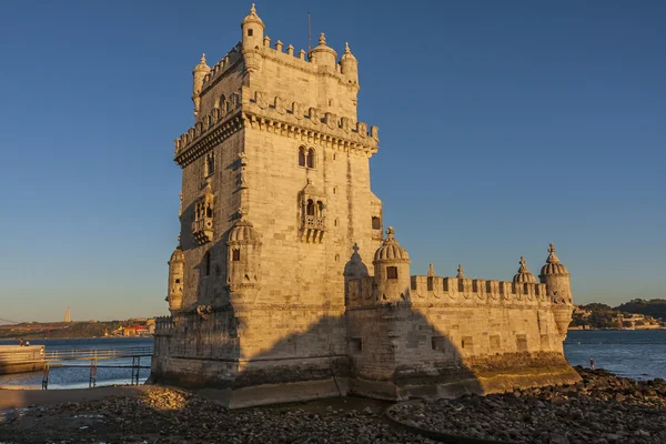 O icônico bairro façade da Torre de Belém, na margem do rio Tejo — Fotografia de Stock