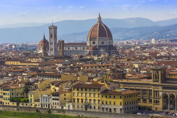 Duomo pohled z náměstí michelangelo, firenze, Itálie — Stock fotografie