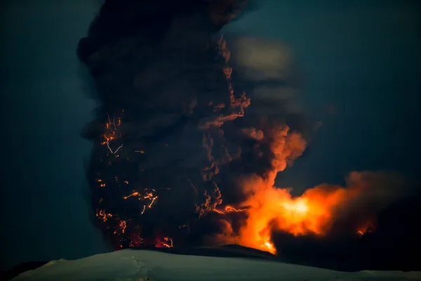 火山の雷 2010年のEyjafjallajokull火山噴火の間に生成された大規模な灰の列の内外の雷の時間露出画像 — ストック写真