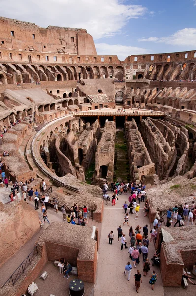 Italia - Roma - Coliseo Vista interior con los turistas —  Fotos de Stock