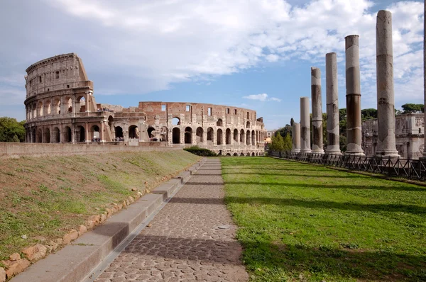 Koloseum pohled z Venuše chrám - roma - Itálie — Stock fotografie
