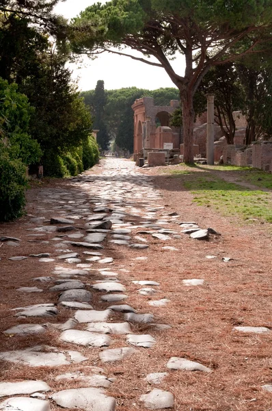 Παλαιός ρωμαϊκός τρόπος και κτίρια σε ostia antica - Ιταλία - Ρώμη — Φωτογραφία Αρχείου