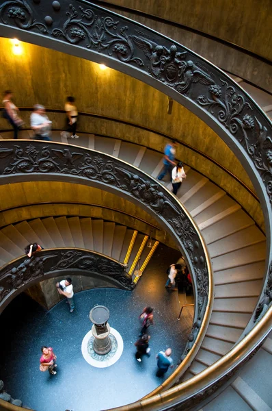 Escadaria em espiral nos museus do Vaticano - Itália — Fotografia de Stock