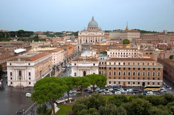 Basílica de São Pedro e Cidade do Vaticano em um dia chuvoso de cima - I — Fotografia de Stock