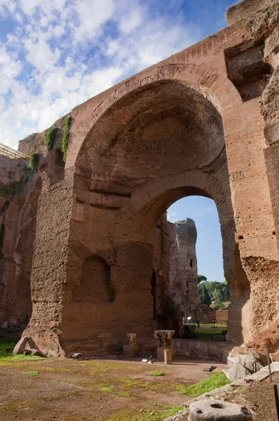 Terme di caracalla bazény ruiny svisle - roma - Itálie — Stock fotografie