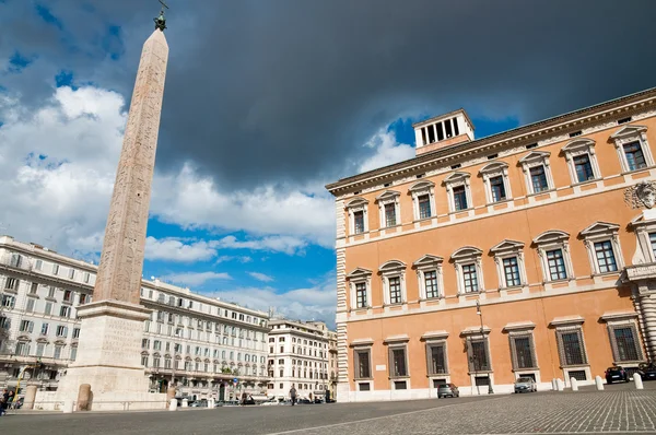 Обеліск і Латеранський палац на площі Пьяцца-ді-Латерано в Roma - італ — стокове фото