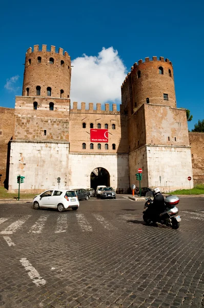 Porta di san sebastiano und museo delle mura in roma - italien — Stockfoto