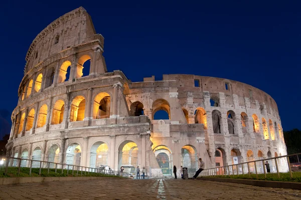 Colosseo a kamennou ulici v noci v Římě - Itálie — Stock fotografie