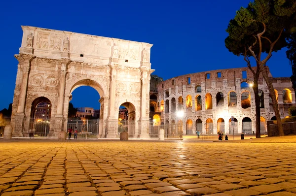 Colosseo e Arco di constantino vista notturna a Roma - Italia — Foto Stock