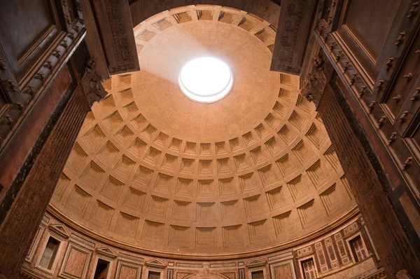 Cúpula vista da entrada para o Panteão em Roma - Itália — Fotografia de Stock