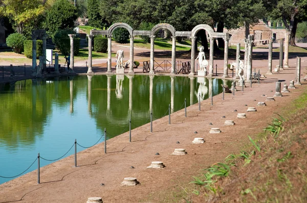 Canopo with statues at Villa Adriana at Roma - Italy — Stock Photo, Image